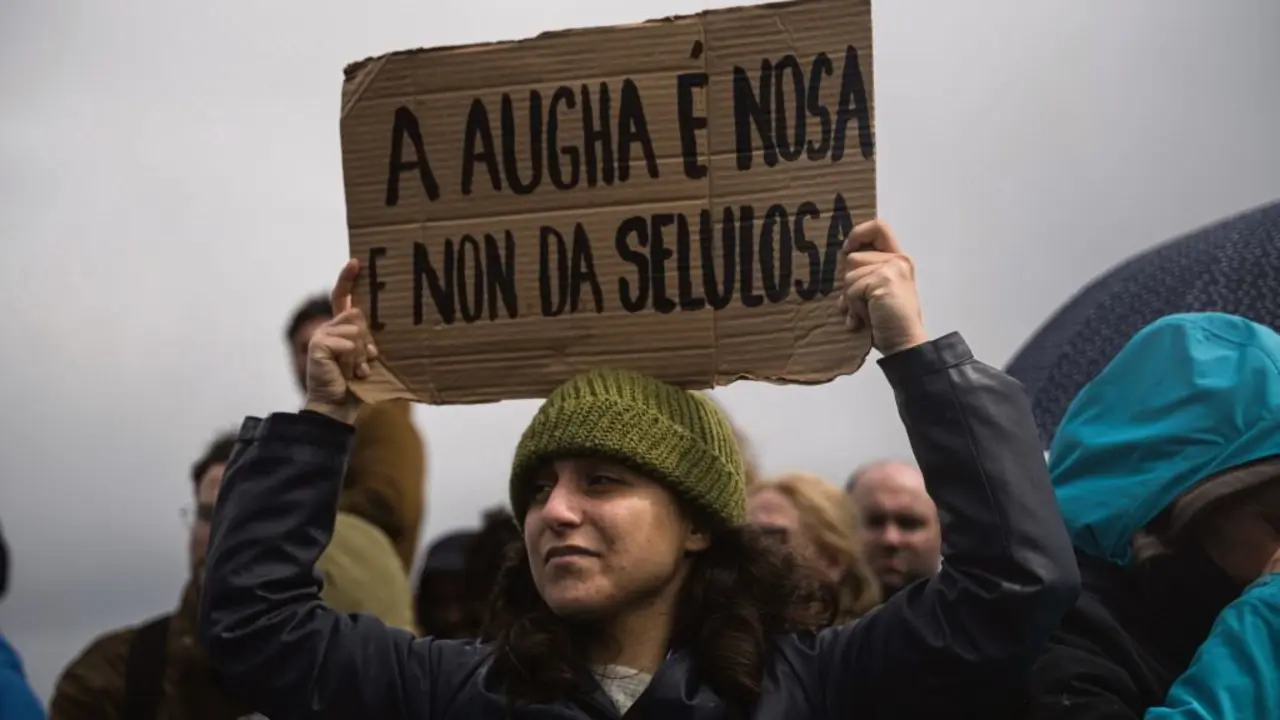 Detalle da protesta contra a celulosa de Altri na Ulloa e a mina de cobre de Touro o pasado s&aacute;bado na Pobra do Carami&ntilde;al (O Barbanza). (Foto: Elena Fern&aacute;ndez / Europa Press)