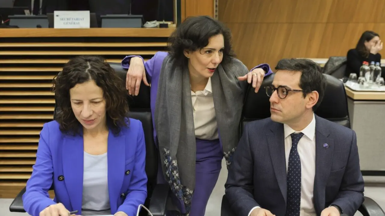 A vicepresidenta de Emprego, Roxana M&icirc;nzatu, a comisaria de Igualdade e Xesti&oacute;n de Crise, Hadja Lahbib, e o vicepresidente de Estratexia Industrial, St&eacute;phane S&eacute;journ&eacute;. (Foto: Nicolas Landemard)
