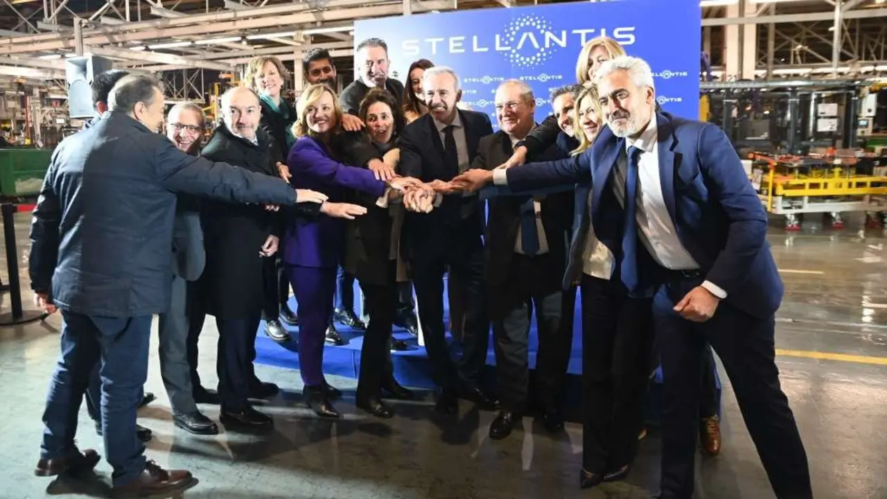 Pilar Alegr&iacute;a (cuarta pola esquerda), Jorge Azc&oacute;n (no centro) e Jordi Hereu, (cuarto pola dereita), o pasado 17 de xaneiro na planta de Figueruelas, o municipio aragon&eacute;s onde se instalar&aacute; unha macrofactor&iacute;a de bater&iacute;as el&eacute;ctricas de litio. (Foto: Ram&oacute;n Comet / Europa Press)