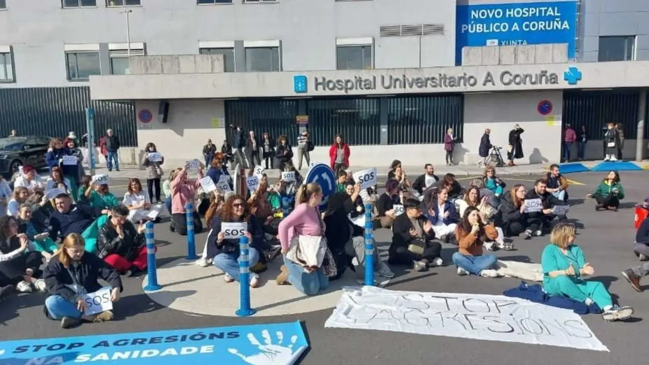Personal del Chuac durante unha protesta nas inmediaci&oacute;ns do hospital o pasado mes de febreiro. (Foto: Europa Press)