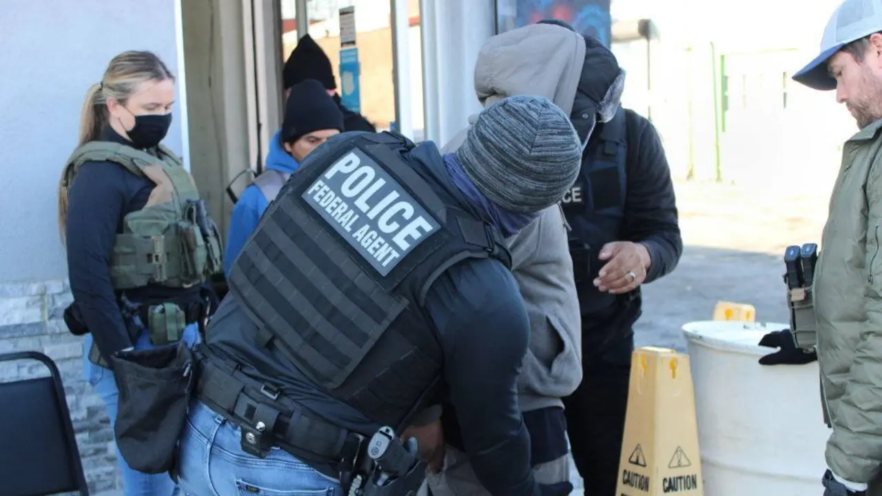 Axentes federais dos EUA durante un arresto de migrantes ilegais en Filadelfia, Pensilvania, o pasado xeneiro. (Foto: Europa Press / Contacto / Handout / Ice)
