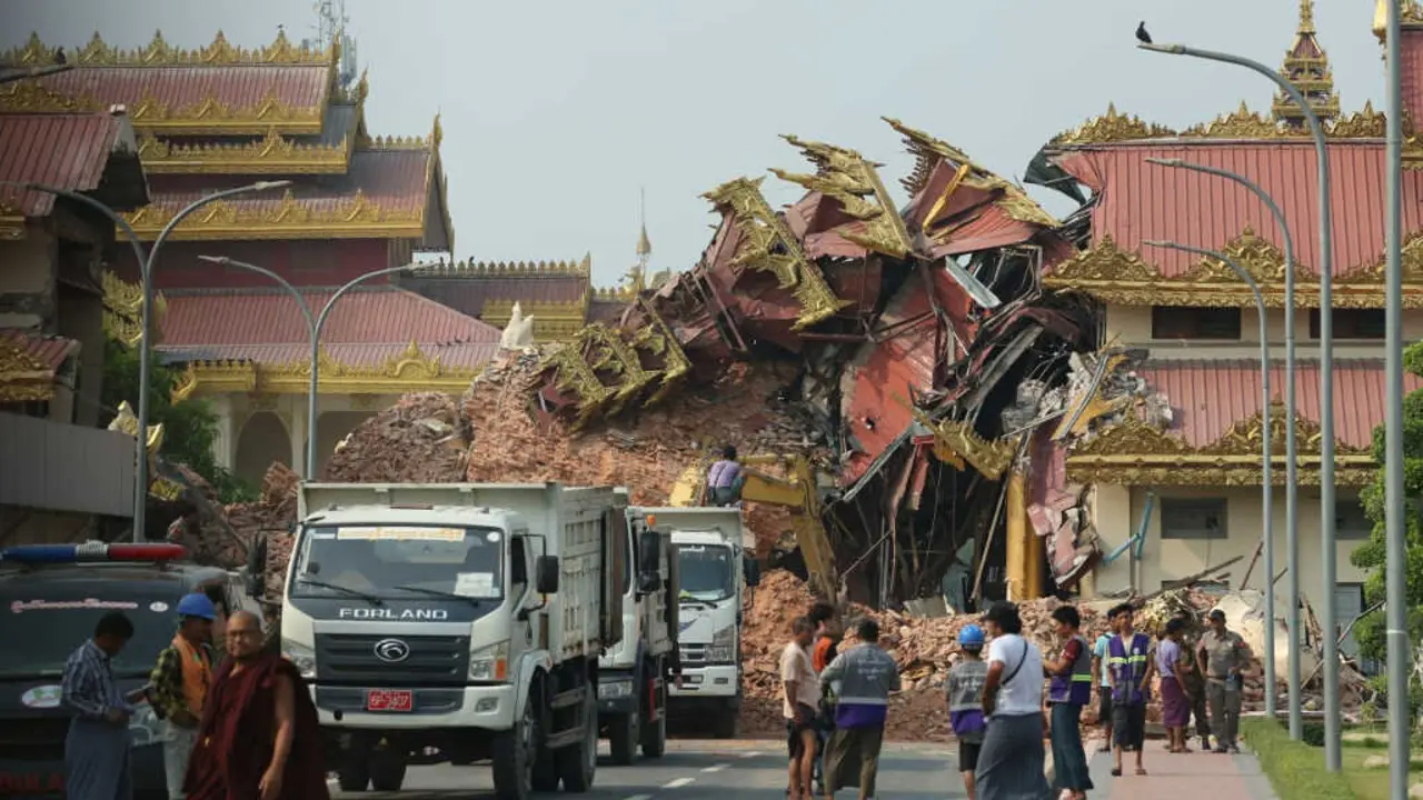 Edificio destru&iacute;do en Mandalay (Myanmar), o 29 de marzo de 2025, despois duns sismos o d&iacute;a anterior. (Foto: Myo Kyaw Soe / Europa Press / Contacto)