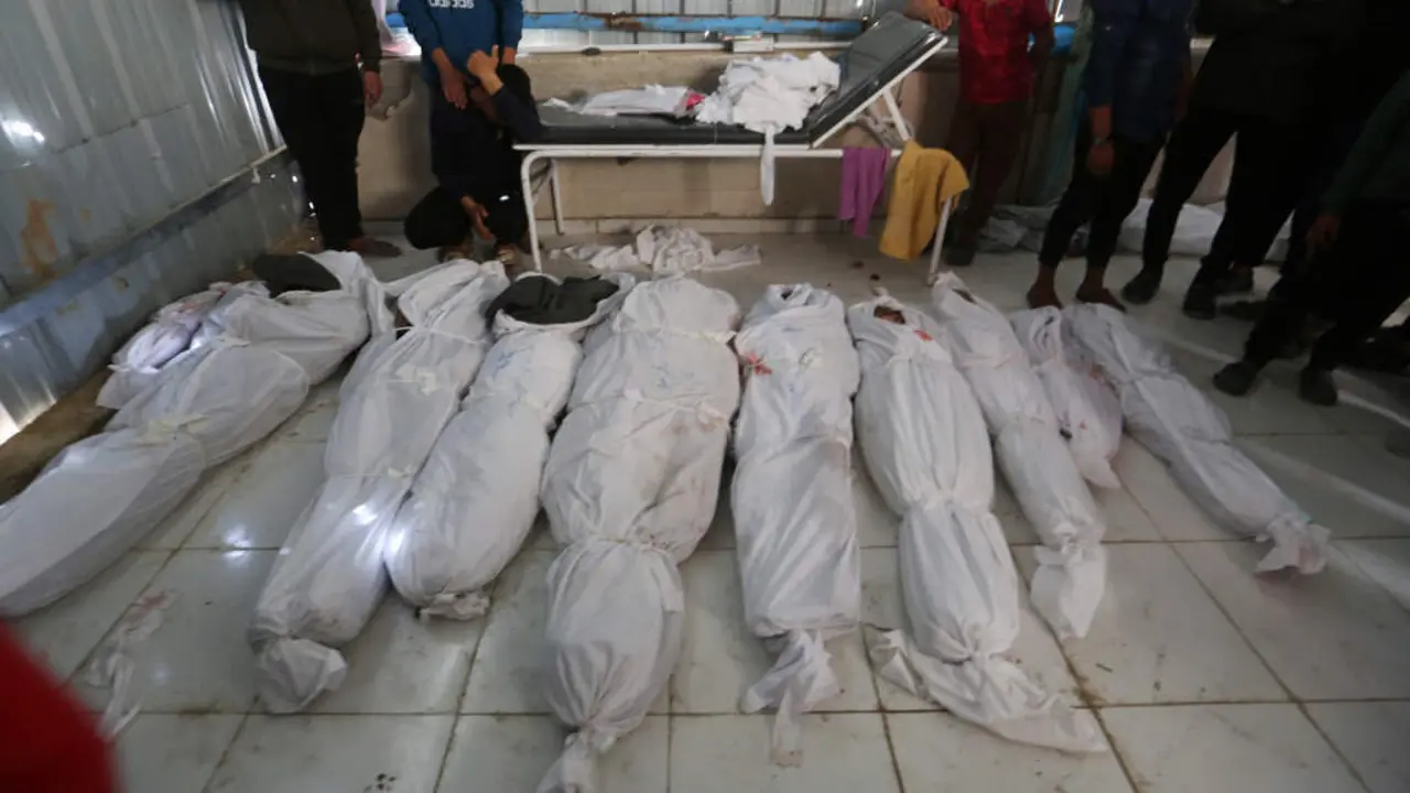 V&iacute;timas do ataque israel&iacute; o 2 de abril de 2025 a unha cl&iacute;nica da ONU no campo de refuxiados de Jabalia, no norte de Gaza. (Foto: Omar Ashtawy / Zuma Press / DPA v&iacute;a Europa Press)