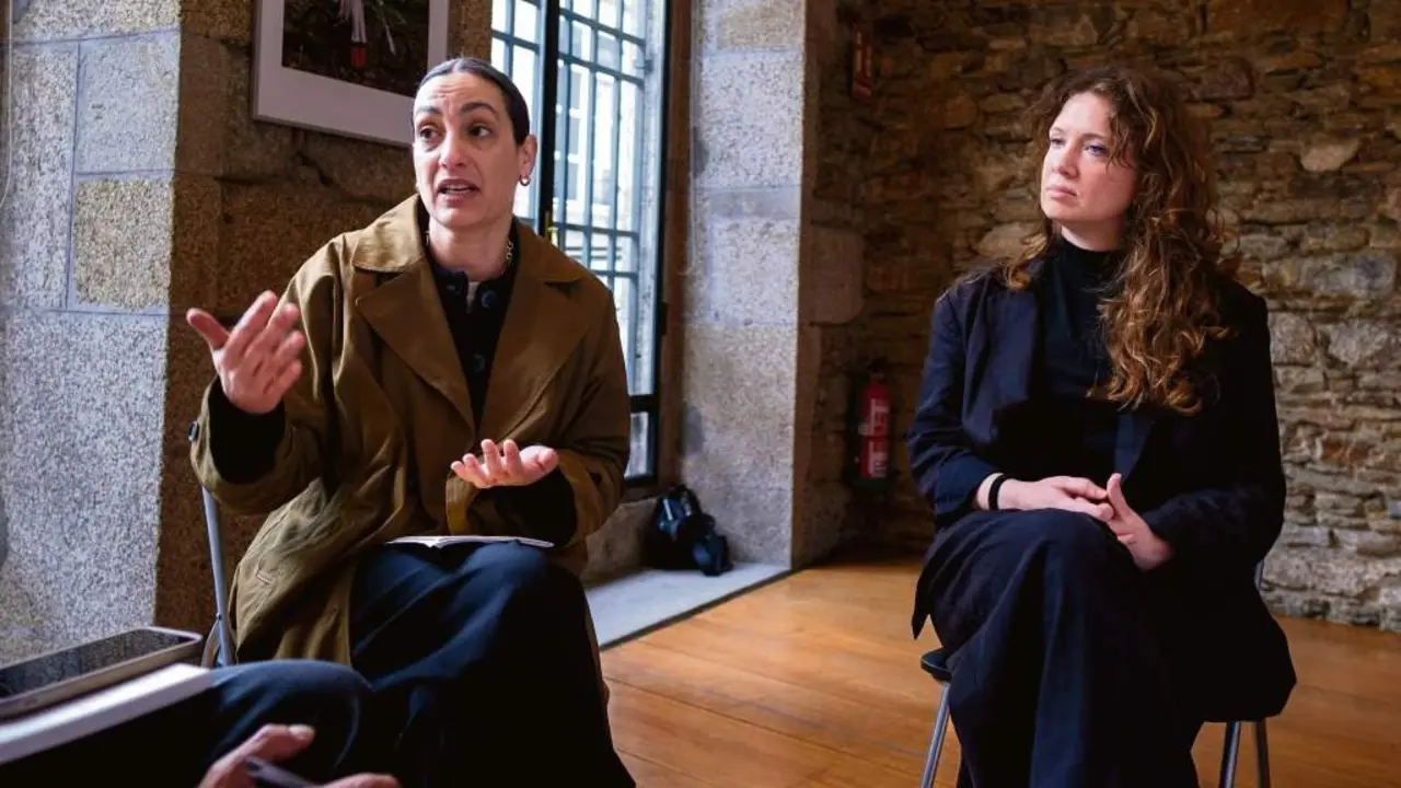 Joana Meneses e Lais Pereira, durante a conversa mantida esta quinta feira. (Foto: Arxina)