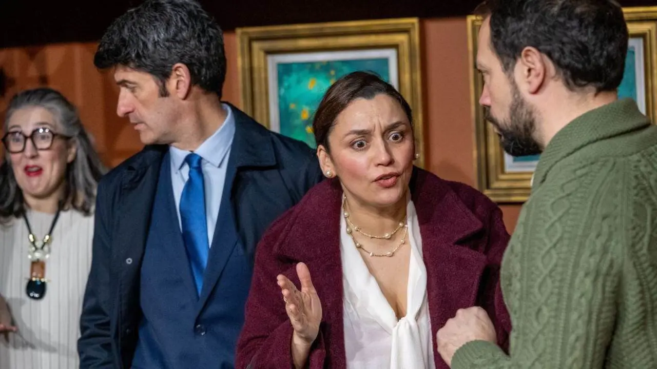 As  pequenas subtramas que os di&aacute;logos espallan converten a comedia de personaxes en cr&iacute;tica da clase media.