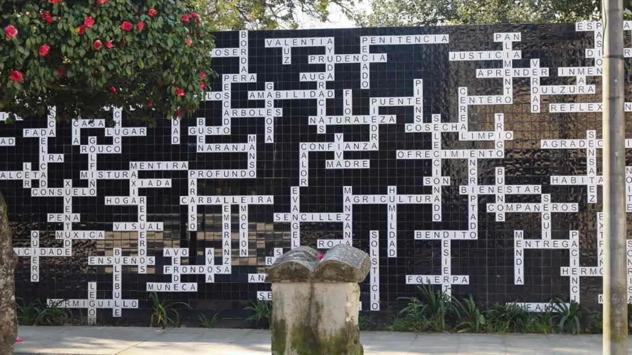 O Muro das Palabras en Caldas de Reis (comarca de Caldas), obra de Xavi Mu&ntilde;oz, con palabras dispostas a modo de crucigrama. (Foto: H&eacute;itor Picallo)