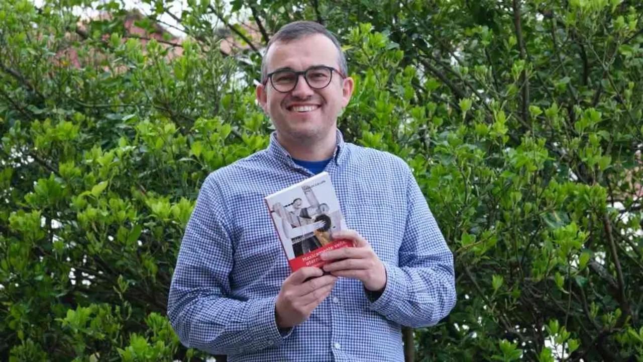 O fil&oacute;logo e investigador Carlos Call&oacute;n cun exemplar do seu &uacute;ltimo libro, en Compostela. (Foto: Arxina)