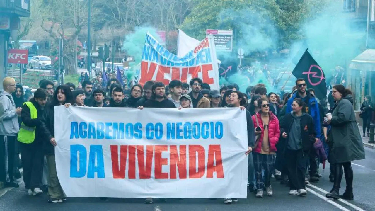 Manifestaci&oacute;n pola vivenda en Compostela. (Foto: Arxina)