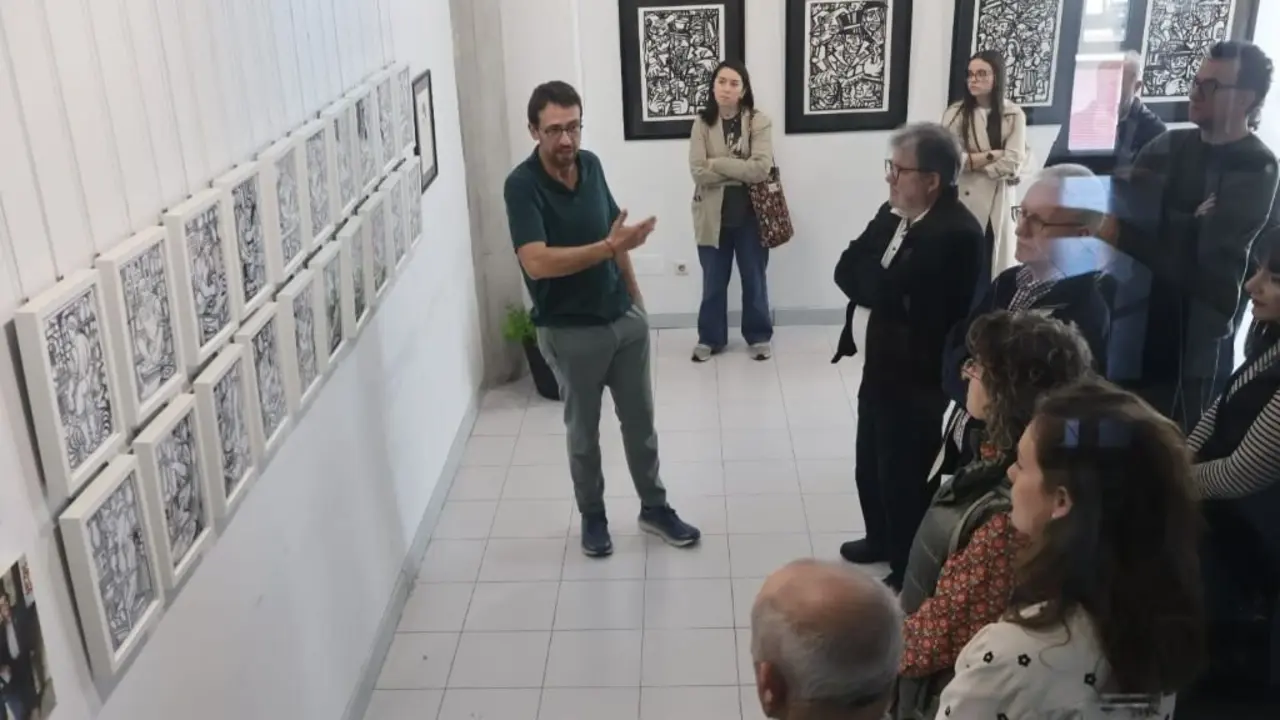 Aser &Aacute;lvarez na visita guiada que conduc&iacute;u tras a inauguraci&oacute;n. (Foto: N&oacute;s Diario)