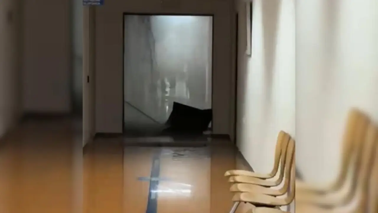 Unha tuber&iacute;a rota inunda a primeira planta do Edificio Cristal do CHUO. (Foto: Europa Press)