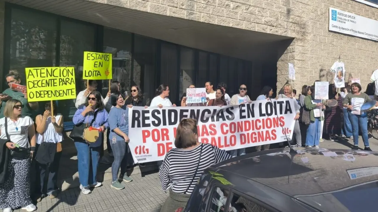 Mobilizaci&oacute;n de persoal das residencias privadas, esta quinta feira na Coru&ntilde;a. (Foto: N&oacute;s Diario)