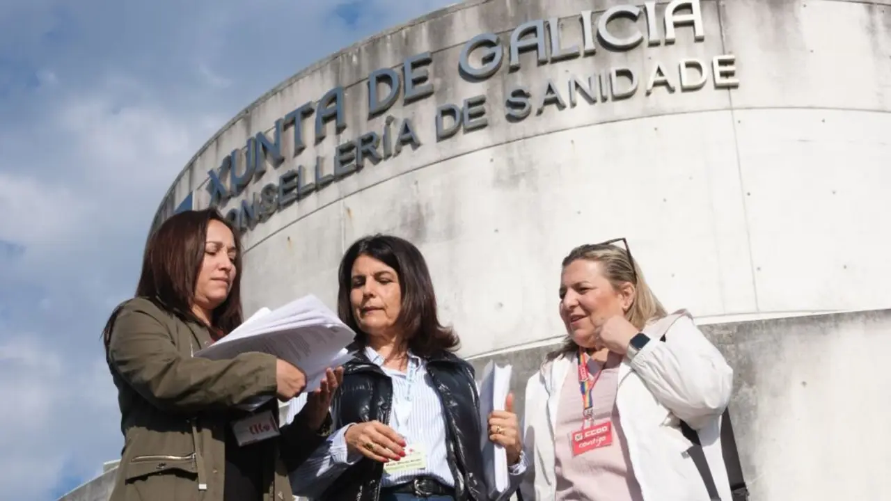 Luc&iacute;a Pe&oacute;n (CIG), Maite Mac&iacute;as (CSIF) e Natalia de U&ntilde;a (CCOO), esta sexta feira, entregando as sinaturas na sede da Consellar&iacute;a de Sanidade. (Foto: Arxina)
