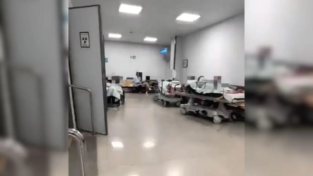 Pacientes nos corredores do servizo de Urxencias do Hospital de Monforte, esta sexta feira. (Foto: N&oacute;s Diario)