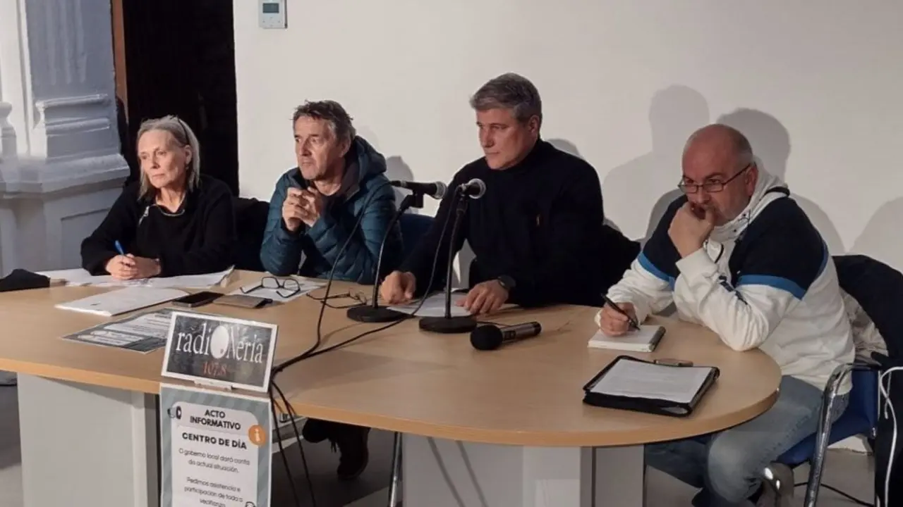 Xabier Dom&iacute;nguez, alcalde de Corcubi&oacute;n (segundo pola dereita), o pasado 4 de abril nun acto informativo sobre o centro de d&iacute;a. (Foto: Concello de Corcubi&oacute;n)