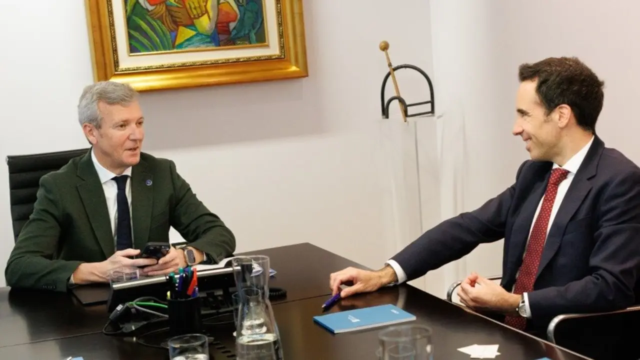 O presidente da Xunta da Galiza, Alfonso Rueda, e Javier Luengo, presidente do Grupo Samca, este s&aacute;bado en Compostela. (Foto: Xunta da Galiza)