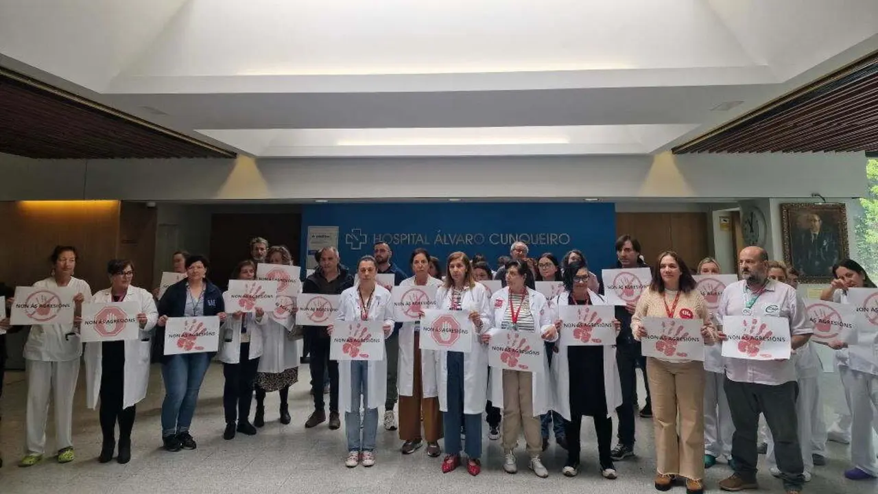 Concentraci&oacute;n do persoal no Hospital &Aacute;lvaro Cunqueiro para denunciar o aumento de agresi&oacute;ns aos profesionais sanitarios. (Foto: Europa Press)