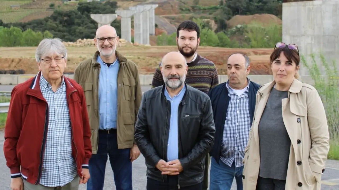 Manolo Agra, Secundino Fern&aacute;ndez, N&eacute;stor Rego, Manuel Agra, Roberto Quiroga e Mar&iacute;a Albert, esta segunda feira no Barco (Valdeorras). (Foto: N&oacute;s Diario)