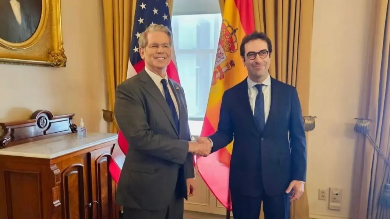 O secretario do Tesouro dos EUA, Sott Bessent, e o ministro de Econom&iacute;a, Carlos Cuerpo. (Foto: Ministerio de Econom&iacute;a)