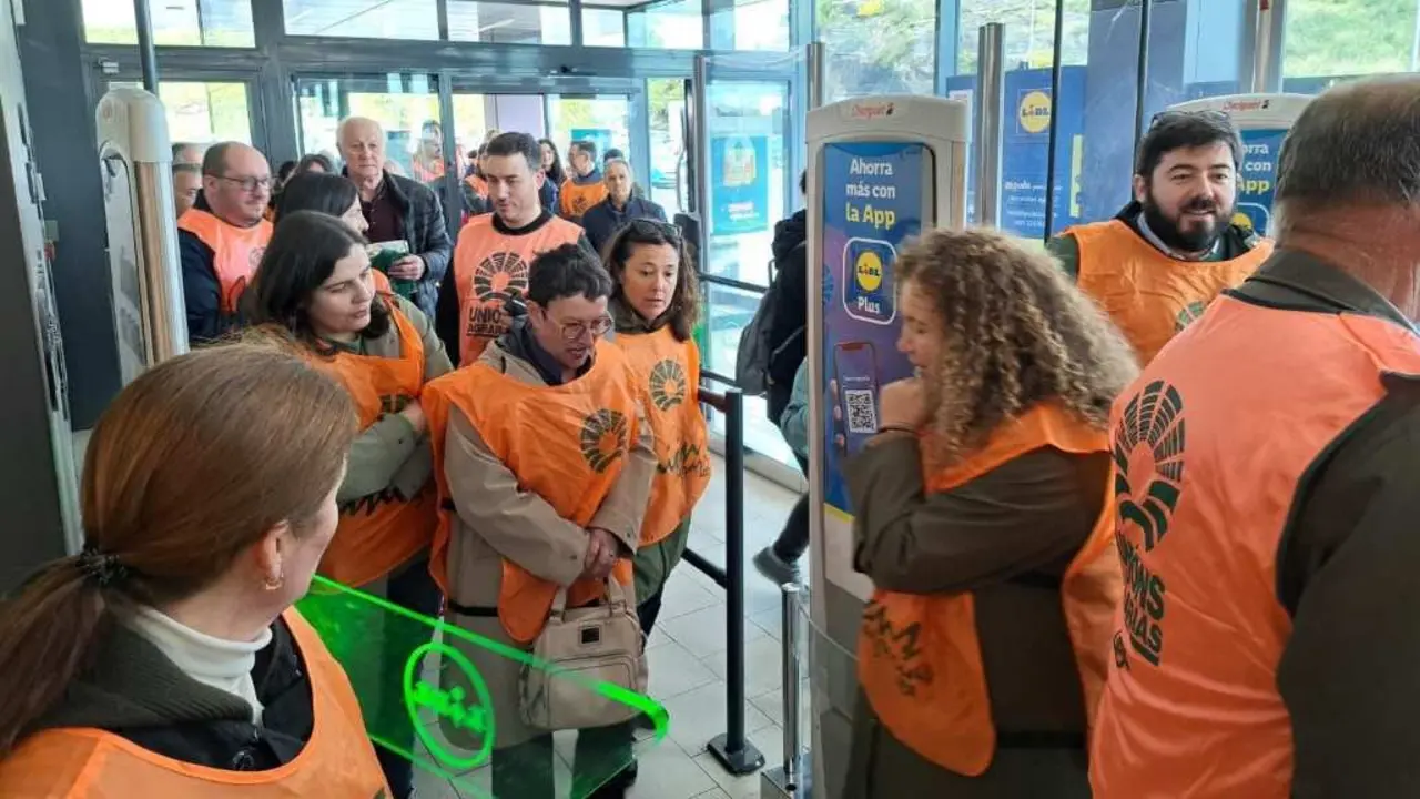Protesta de Uni&oacute;ns Agrarias, esta cuarta feira, nun estabelecemento de Lidl. (Foto: N&oacute;s Diario)