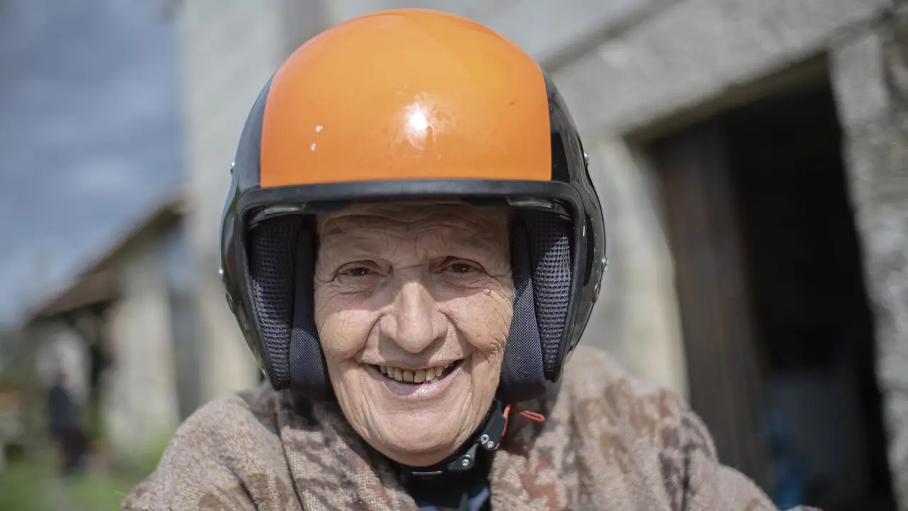 Nieves, fotografada por Breikus coa s&uacute;a Derbi Variant, o 15 de marzo de 2025, d&iacute;a en que participou na gravaci&oacute;n dun v&iacute;deo do BNG&nbsp;de&nbsp;Soutomaior.