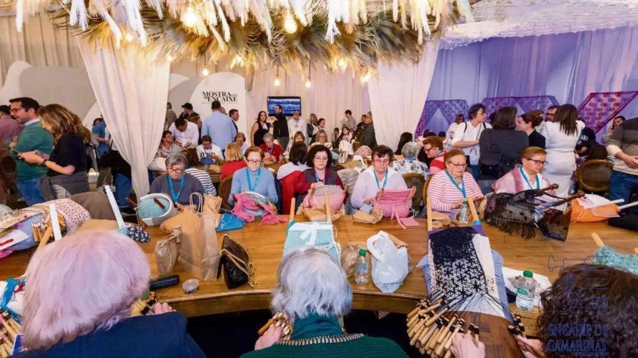 Encaixeiras, esta cuarta feira, na inauguraci&oacute;n da 34&ordf; Mostra do Encaixe de Camari&ntilde;as. (Foto: Mostra do Encaixe de Camari&ntilde;as)