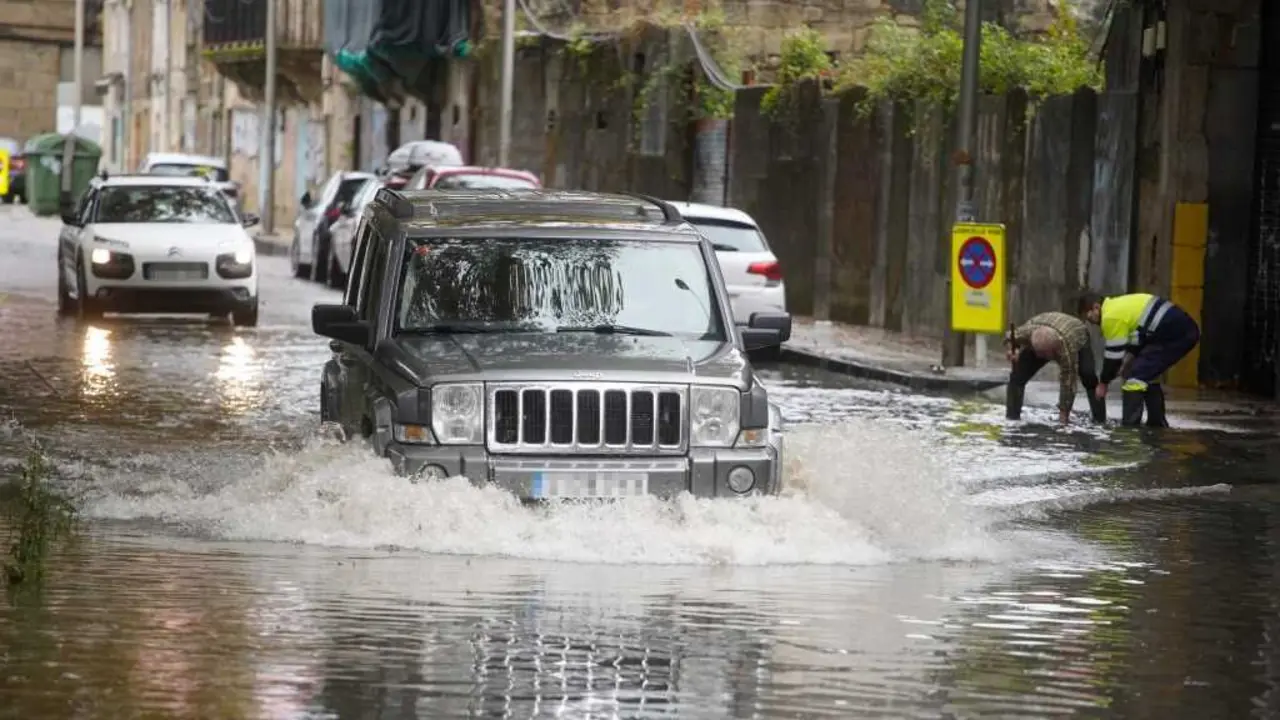 R&uacute;a anegada de auga. este s&aacute;bado en Vigo. (Foto: Javier V&aacute;zquez / Europa Press)