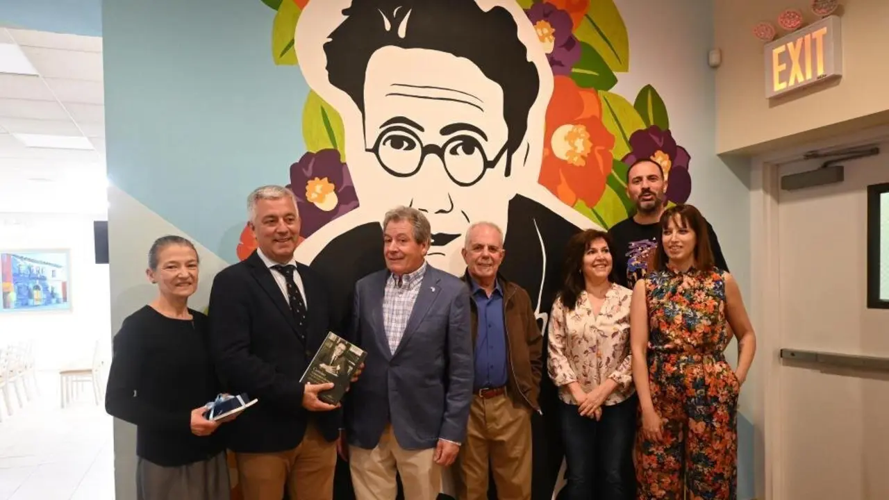O secretario xeral da Lingua, Valent&iacute;n Garc&iacute;a, segundo pola esquerda, en Nova York. (Foto: Xunta da Galiza)