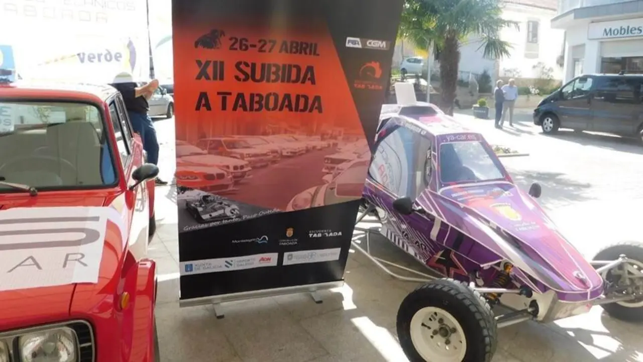 Cartel e dous dos veh&iacute;culos que participar&aacute;n na Subida. (Foto: N&oacute;s Diario)