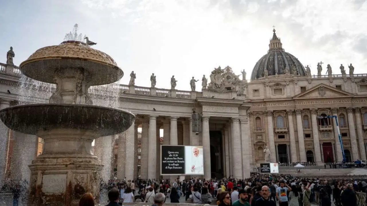 Fieis rezan na Cidade do vaticano ap&oacute;s se co&ntilde;ecer o falecemento do papa Francisco este 21 de abril. (Foto: Stefano Spaziani / Europa Press)