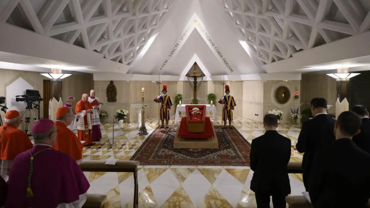 O cardeal Kevin Farrell durante o rito da constataci&oacute;n da morte do papa Francisco na Capela de Santa Marta. (Foto: Vatican Media/IPA v&iacute;a ZUMA Press/dpa)