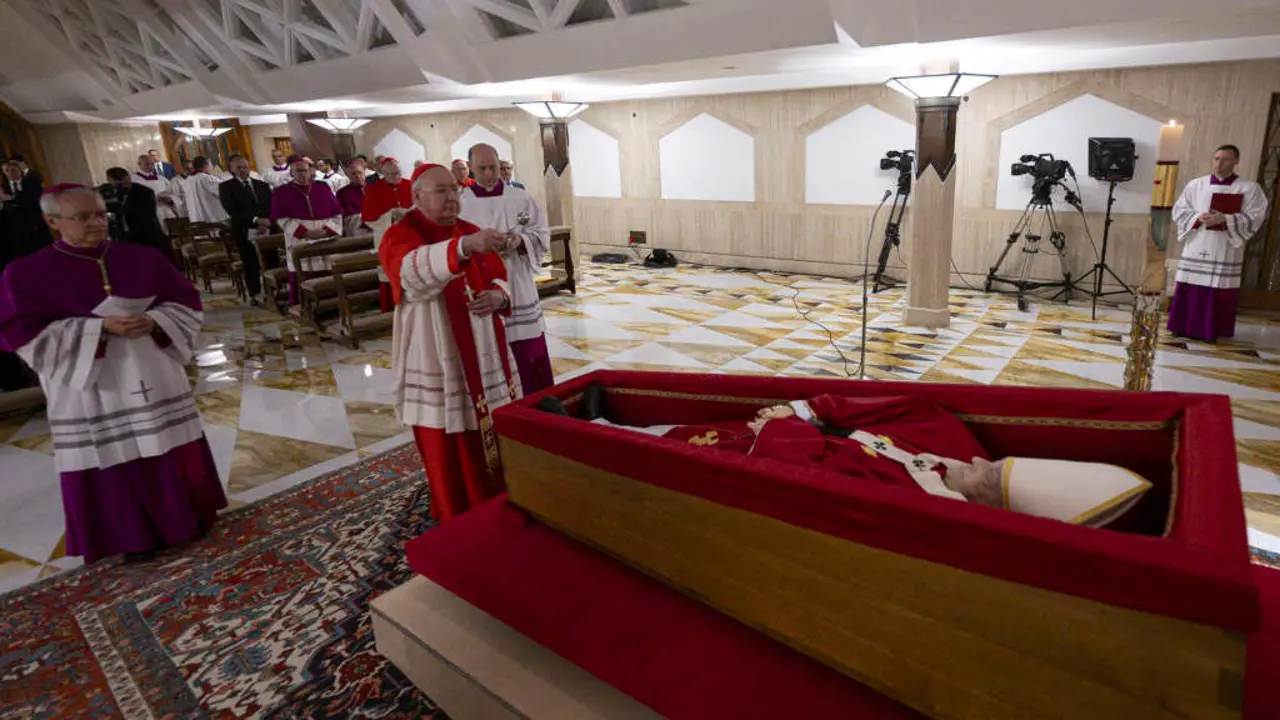 O corpo do Papa Francisco xa no cadaleito o 21 de abril de 2025, nunha imaxe difundida o 22 de abril polo Vaticano. (Foto: Vatican Media Press Office / Zuma Press / ContactoPhoto)