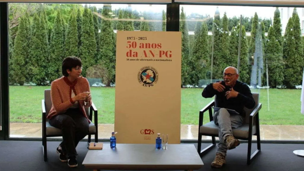 Marta G&oacute;mez, secretaria xeral de Galiza Nova, e Lois Di&eacute;guez, Portavoz da AN-PG de 1977 a 1982 o pasado 5 de abril. (Foto: Fundaci&oacute;n Galiza Sempre)