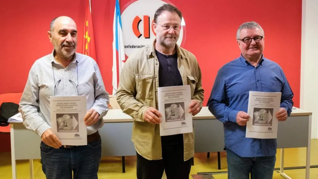 Fernando Branco, Paulo Carril e Quico da Silva, o 25 de abril na sede central da CIG en Compostela. (Foto: Arxina)
