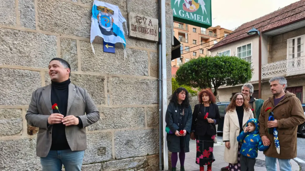 Manu Lourenzo e a familia momentos antes do desubrimento da praca 