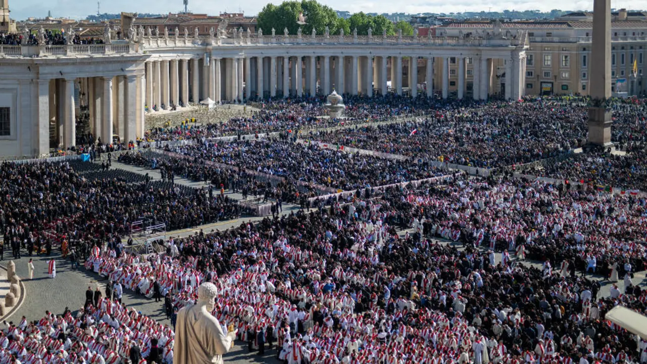 EuropaPress_6676845_miles_personas_acuden_funeral_papa_plaza_san_pedro_26_abril_2025_ciudad
