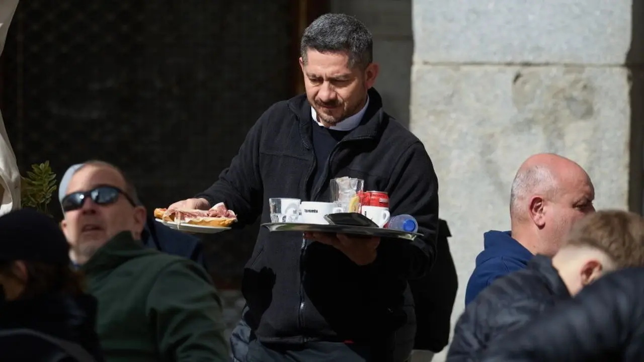 Un camareiro durante a s&uacute;a xornada laboral. (Foto: Jes&uacute;s Hell&iacute;n / Europa Press)
