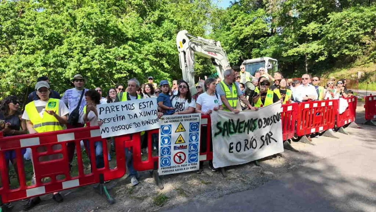 Concentraci&oacute;n de Ecoloxistas e Veci&ntilde;anza de Conxo na contorna do r&iacute;o Sar. (Foto: Ecoloxistas en Acci&oacute;n)