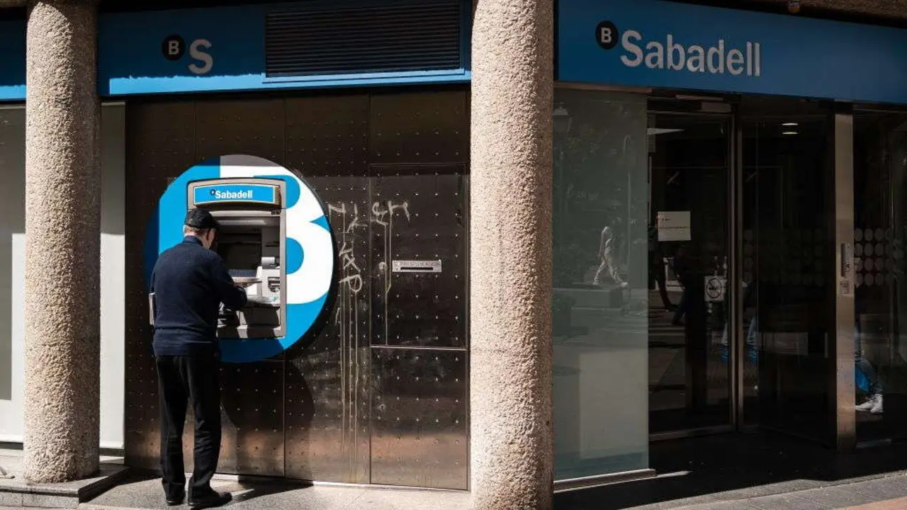 Un home utiliza un caixeiro do Banco Sabadell. (Foto: Diego Radam&eacute;s / Europa Press)