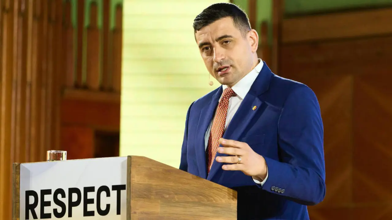 George Simion, l&iacute;der da Alianza para a Uni&oacute;n dos Romaneses e que lidera as sondaxes das presidenciais, nunha intervenci&oacute;n o 11 de abril de 2025.