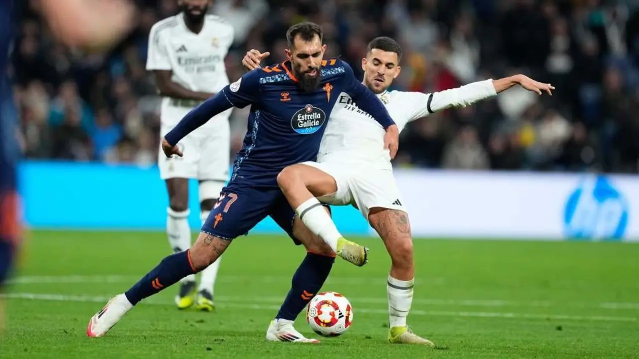 Borja Iglesias loitando un bal&oacute;n con Ceballos no partido de Copa que se disputou no Bernab&eacute;u. (Foto: AFP7 / Europa Press)