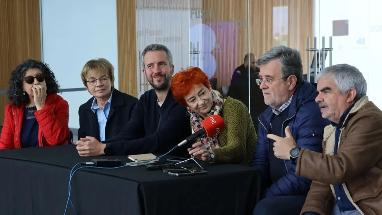 Integrantes do hist&oacute;rico grupo Fuxan os Ventos, esta segunda feira en Lugo con Maite Ferreiro e Rub&eacute;n Arroxo. (Foto: Concello de Lugo)