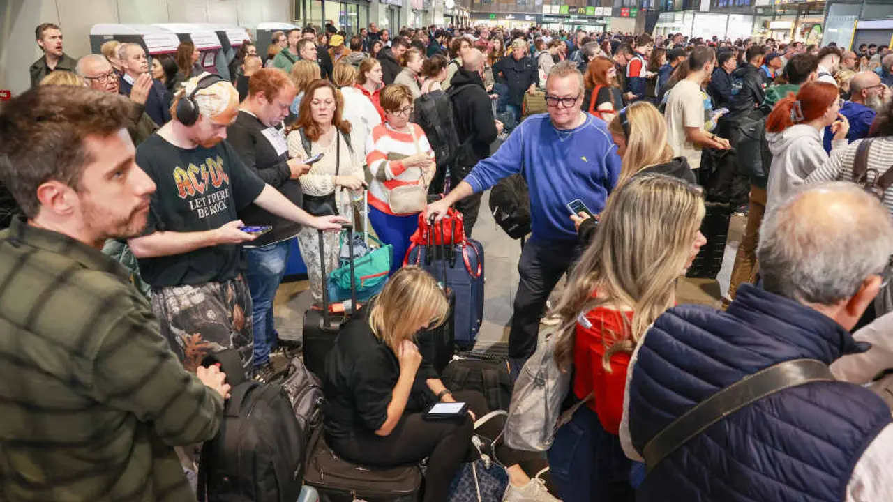 A estaci&oacute;n de Santa Justa, en Sevilla (Estado espa&ntilde;ol) rexistrou un caos polos atrasos nos servizo ferroviario con Madrid, a capital estatal, o 5 de maio de 2025. (Foto: Roc&iacute;o Ruz / Europa Press)