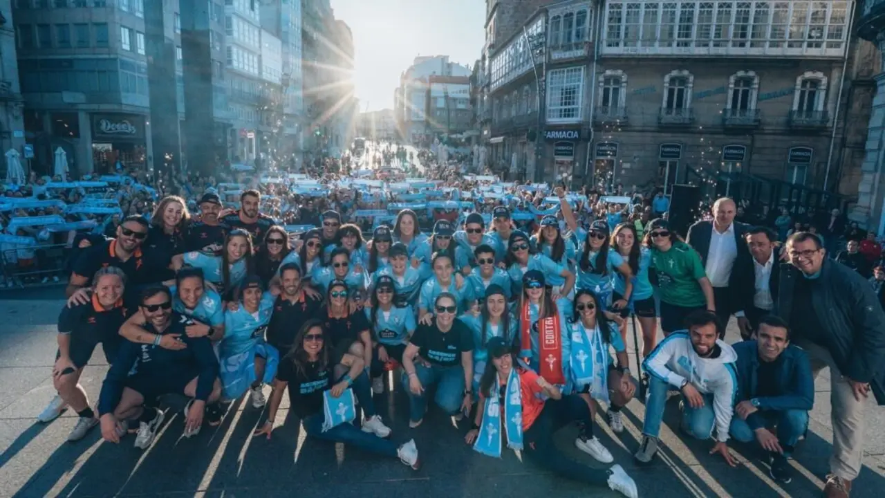 As Celtas, esta segunda feira xunto &aacute; afecci&oacute;n, na celebraci&oacute;n na Porta do Sol de Vigo. (Foto: RC Celta)