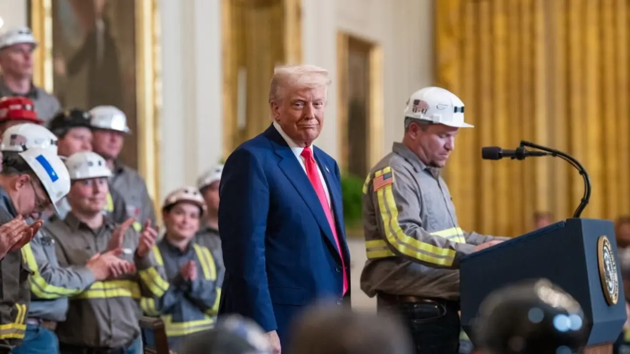 Trump, rodeado de traballadores do carb&oacute;n na Casa Branca o pasado 8 de abril. (Foto: White House)