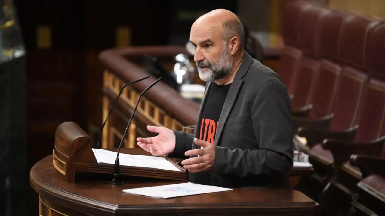 O deputado do BNG, N&eacute;stor Rego, durante a s&uacute;a intervenci&oacute;n no Congreso este 7 de maio. (Foto: Fernando S&aacute;nchez / Europa Press)