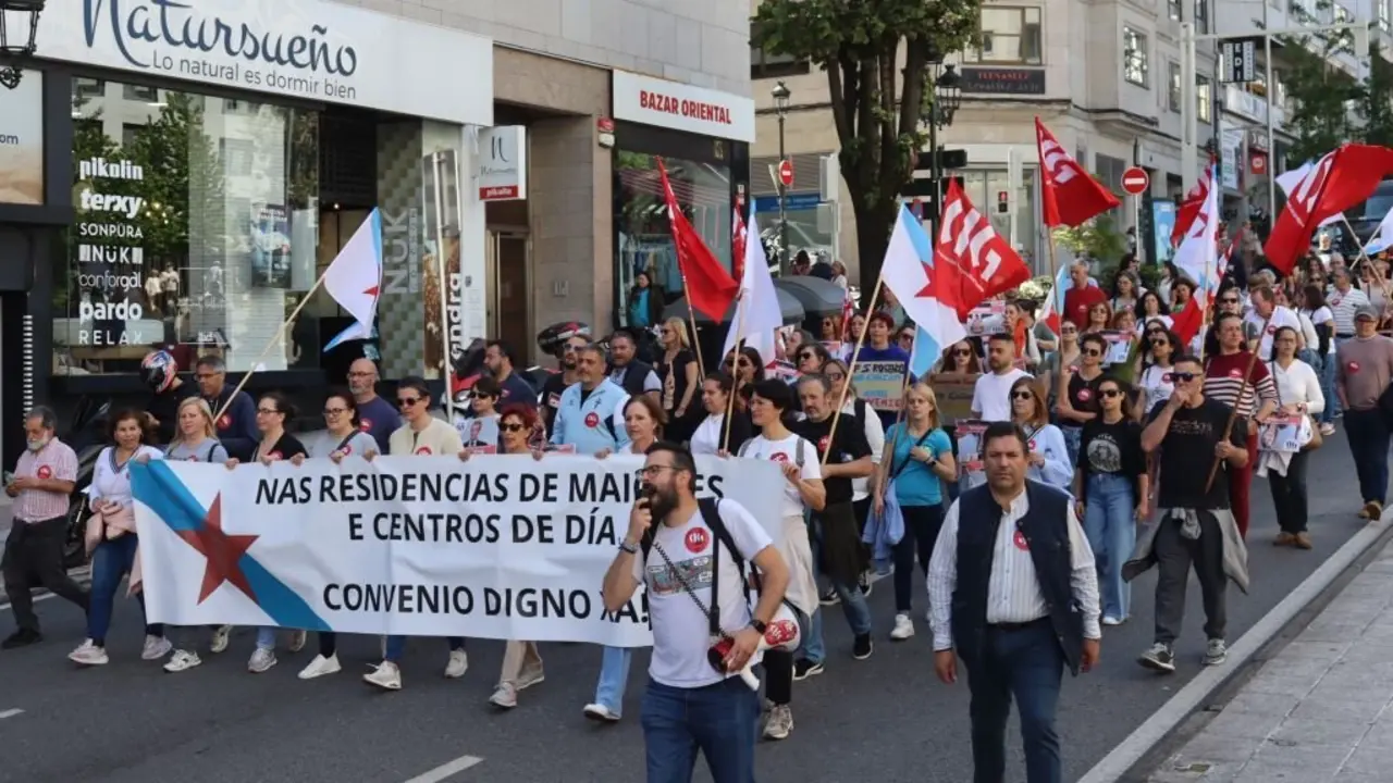 Mobilizaci&oacute;n de persoal das residencias privadas, esta cuarta feira en Vigo. (Foto: N&oacute;s Diario)
