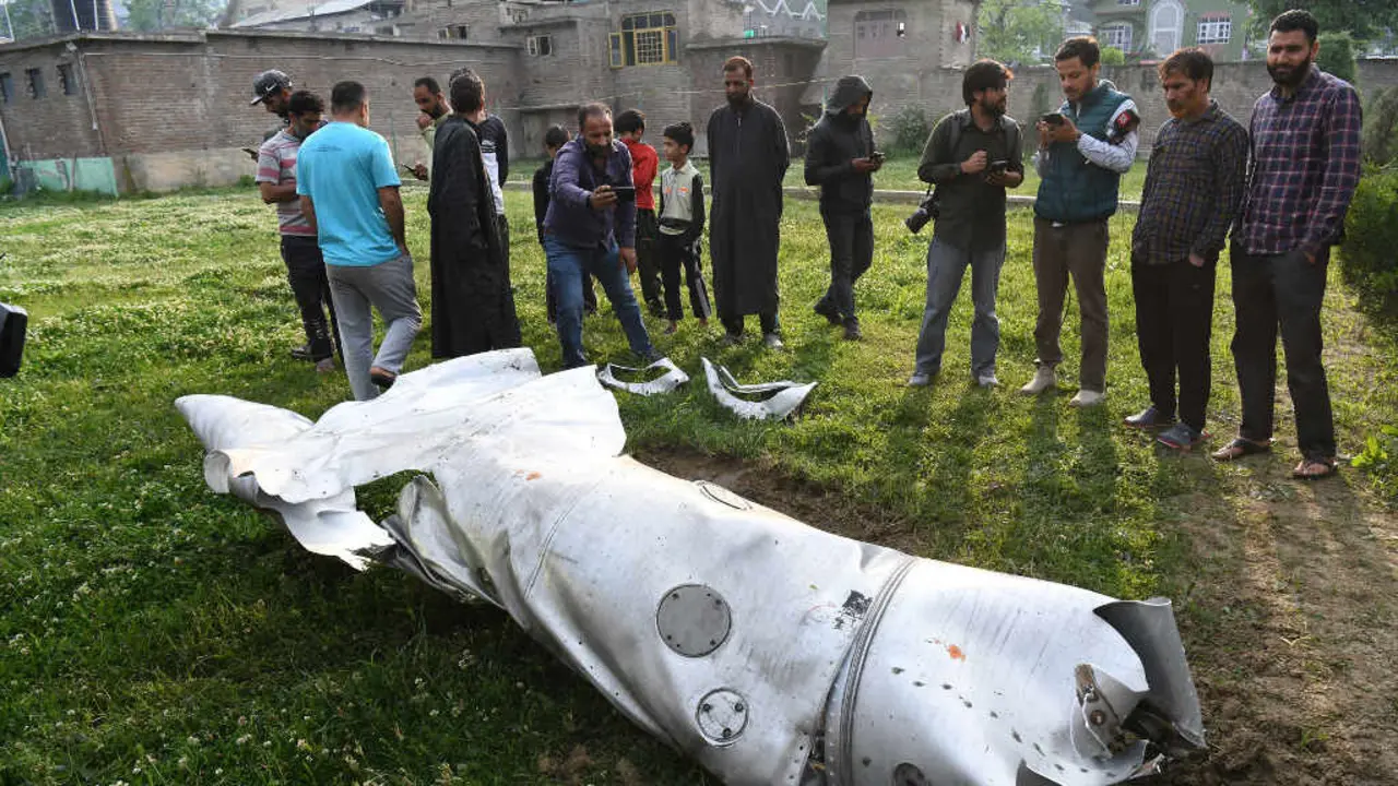 Restos dun avi&oacute;n de combate indio, presuntamente derrubado por Paquist&aacute;n, o 7 de maio de 2025 na Caxemira controlada pola India. (Foto: Basit Zargar / ZUMA Press Wire / DPA v&iacute;a Europa Press)