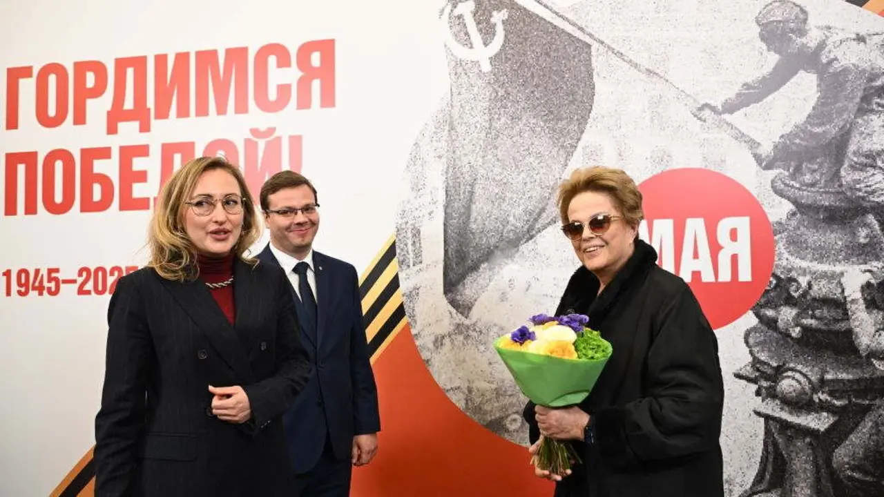 Chegada a Moscova da presidenta do Novo Banco de Desenvolvemento, Dilma Rousseff, &aacute; dereita, para participar no aniversario do D&iacute;a da Vitoria. (Foto: Maxim Bogodvid / Axencia RIA Novosti)