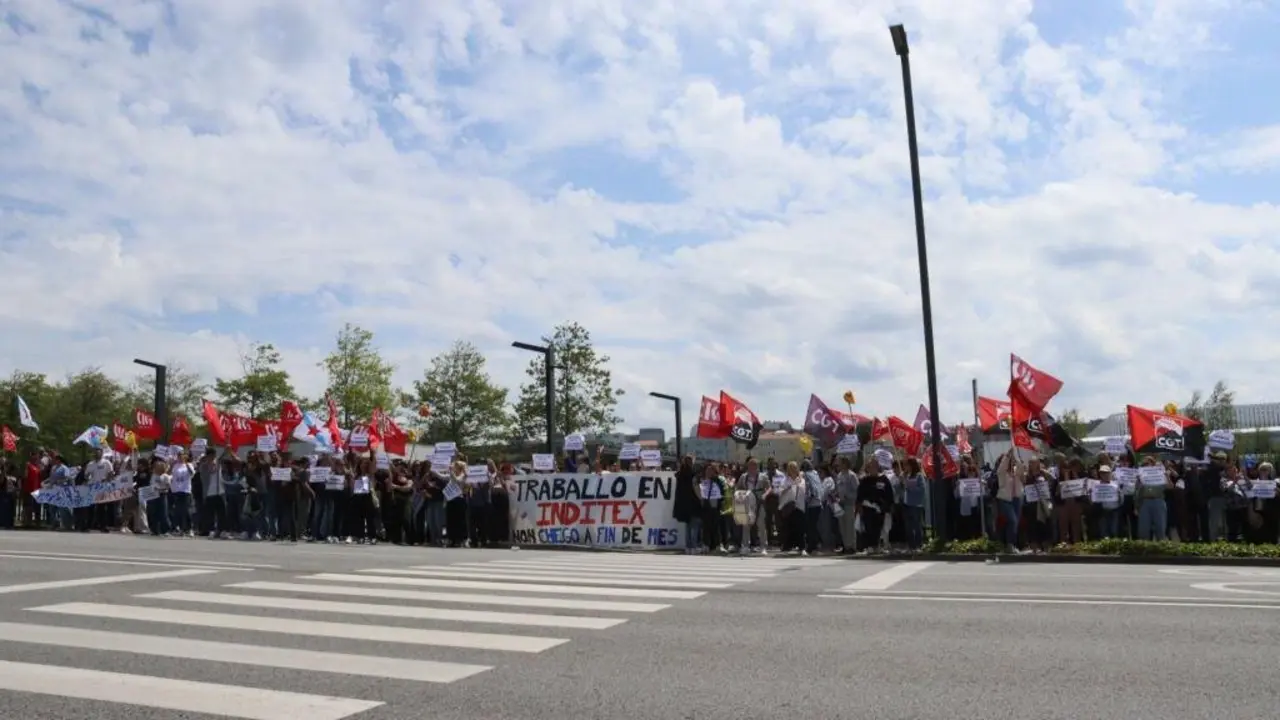 Protesta do persoal das auxiliares de Inditex, esta quinta feira, en Arteixo. (Foto: N&oacute;s Diario)