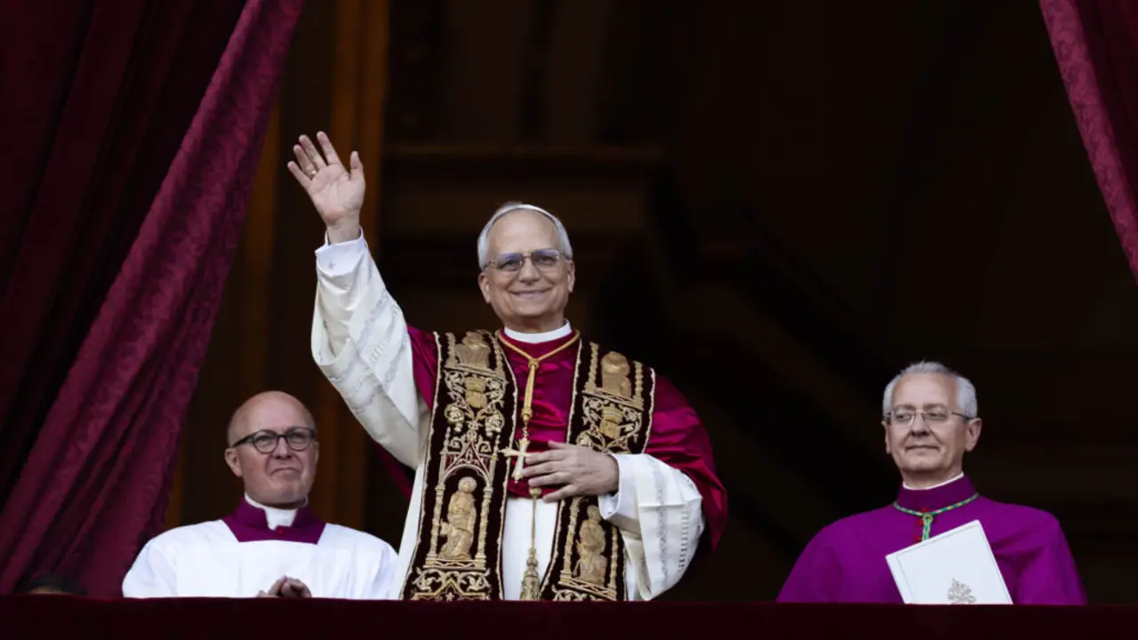 Robert Prevost, novo Papa baixo o nome de Le&oacute;n XIV, sa&uacute;da no balc&oacute;n central da Bas&iacute;lica de San Pedro tras ser escollido o 8 de maio de 2025. (Foto: Oliver Weiken / DPA v&iacute;a Europa Press)